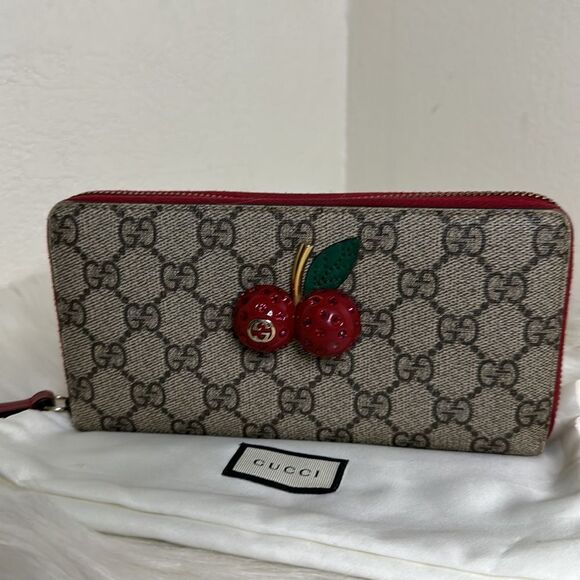 💯Authentic Gucci Beige/Red GG Supreme Canvas Cherry Zip Around Wallet🍀 - Picture 6 of 17